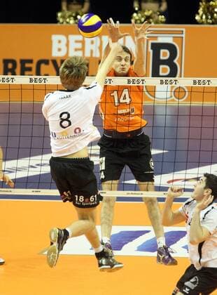 23.02.2013, Max-Schmeling-Halle, Berlin, GER, 1.DVL, Berlin Recycling Volleys, vs TV Rottenburg im Bild, Tomas Kmet (Berlin Recycling Volleys), Felix Isaak (BTV 1861 Rottenburg)