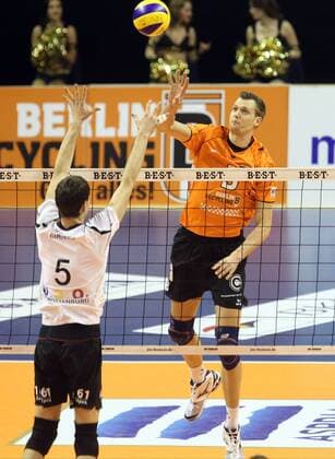 23.02.2013, Max-Schmeling-Halle, Berlin, GER, 1.DVL, Berlin Recycling Volleys, vs TV Rottenburg im Bild, Robert Kromm (Berlin Recycling Volleys), Hans Cipowicz (BTV 1861 Rottenburg)