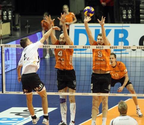 23.02.2013, Max-Schmeling-Halle, Berlin, GER, 1.DVL, Berlin Recycling Volleys, vs TV Rottenburg im Bild, Aleksandar Spirovski (Berlin Recycling Volleys), Ricardo Galandi (Berlin Recycling Volleys), Phillip Trenkler (BTV 1861 Rottenburg)