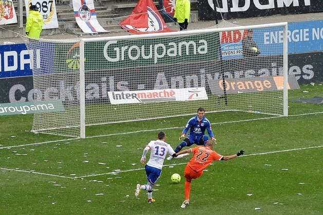 Remy Vercoutre - Anthony Reveillere (Lyon) occasion manquee de Kevin Monnet Paquet (Lorient) FOOTBALL : Olympique Lyon vs FC Lorient - Ligue 1 - 24 02 2013 NLeGouic FEP Panoramic 