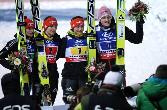 SKI NORDISCH - FIS Nordische WM 2013 PREDAZZO,ITALIEN,24.FEB.13 - SKI NORDISCH, SKISPRINGEN - FIS Nordische Ski Weltmeisterschaften 2013 in Val di Fiemme, Normalschanze, Mixed-Teambewerb, Siegerehrung, Flower Ceremony. Bild zeigt Richard Freitag, Ulrike Grässler, Carina Vogt und Severin Freund (GER). 