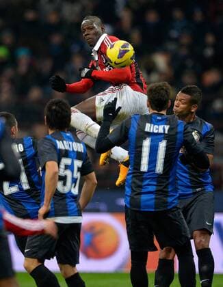 FUSSBALL INTERNATIONAL SERIE A SAISON 2012 2013 26. Spieltag Inter Mailand - AC Mailand 24.02.2013 Mario Balotelli (AC Mailand) gegen Walter Gargano, Yuto Nagatomo, Ricardo Alvarez und Juan Jesus (v.l., alle Inter Mailand)  FUL2240213003