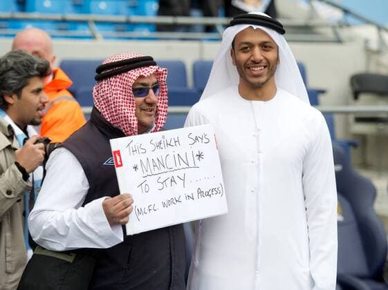 PROPAGANDA20130224 Football - soccer: Barclays Premier League, Manchester City FC - Chelsea FC, Manchester City s owner Sheikh Mansour Bin Zayed Al Nahyan with a supporter dressed as a Sheikh with a banner This Sheikh Says Mancini To Stay before the Premiership match at the City of Manchester Stadium. (Hinweis: Verwendung nur in Deutschland, Österreich oder Schweiz - only Germany, Austria and Switzerland) xHOCHxZWEIx xPropagandax 