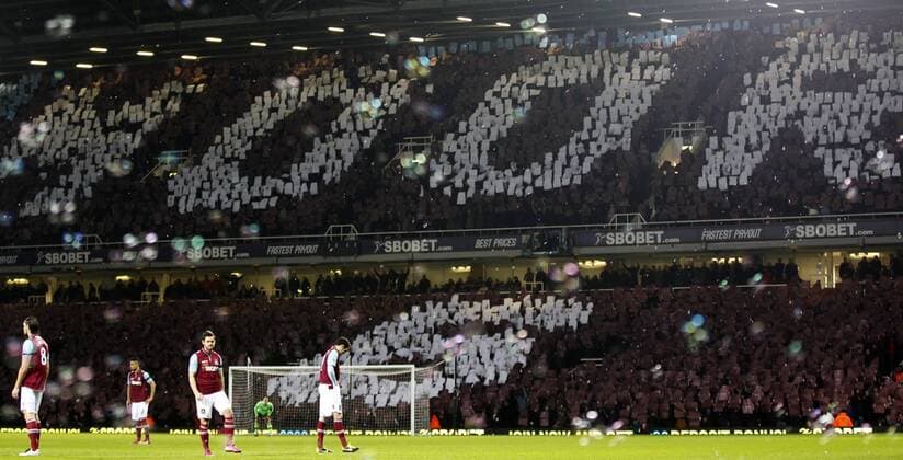 LONDON, West Ham United Spectators at the Bobby Moore stand to form letters of MOOR and 6 to mark the 20th anniversary of the passing of former West Ham player Bobby Moore before the Barclays Premier League match at the Boleyn Ground, Upton Park, in London, Britain on February 25, 2013. (Xinhua Wang Lili) BRITAIN-LONDON-SOCCER-PREMIER LEAGUE-WEST HAM UTD 