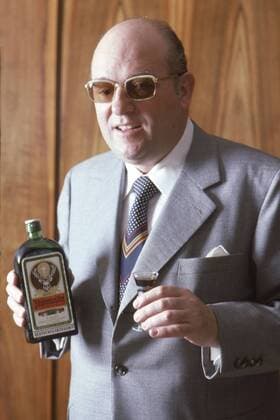 Günter MAST, Chef der Firma Mast-Jägermeister SE, Manager, langjähriger Präsident und Mäzen des Fussballvereins Eintracht Braunschweig, hält eine Jägermeisterflasche und ein Schnapsglas in der Hand