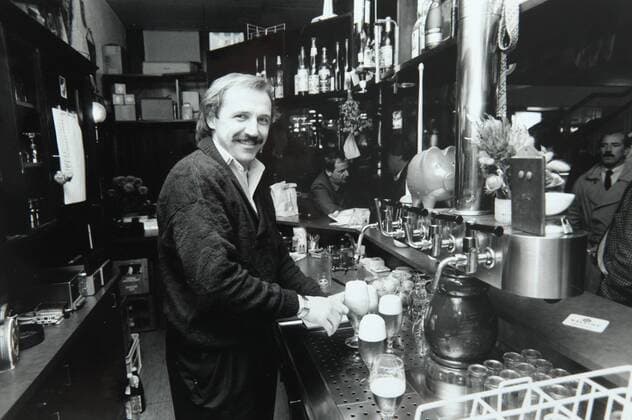 Trainer Dragoslav Stepi Stepanovic als Wirt in seiner Frankfurter Kneipe, Lokal. Frankfurt 30.10.1988