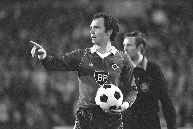 Franz BECKENBAUER (HH), halbe Figur, Halbfigur, mit Ball in einer Hand, mit der anderen deutend; Geste, Gestik, Anweisung; Erstes Spiel, erster Einsatz von Franz Beckenbauer fuer den HSV; Fussball-Bundesliga VfB Stuttgart (S) - Hamburger SV (HH) 3:2, am 15.11.1980 in Stuttgart Deutschland