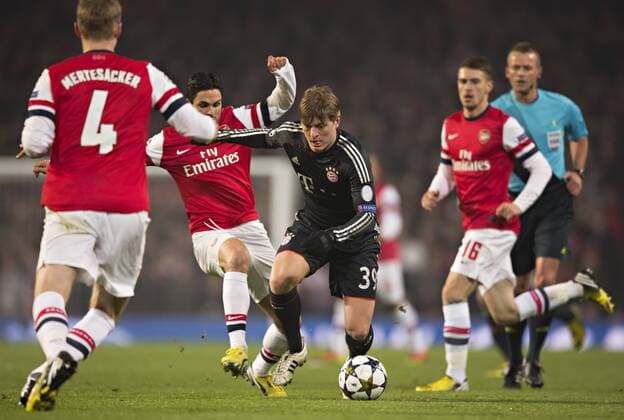 London, 19.02.2013, Emirates Stadium, Fußball Per Mertesacker (London), Santi Cazorla (London), Toni Kroos (FCB), Aaron Ramsey (London) FC Arsenal London - FC Bayern München