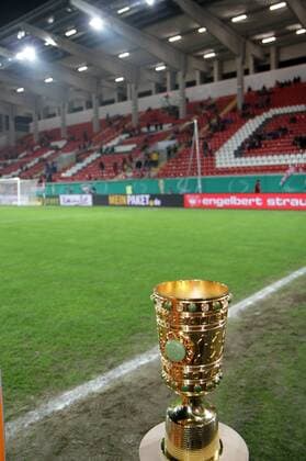 26.02.2013 Sparda-Bank-Hessen-Stadion Saison 2012 2013, 3. Liga, DFB-Pokal Offenbacher Kickers gegen VFL Wolfsburg (Wölfe), 1. Bundesliga Der DFB-Pokal wartet auf einen neuen Gewinner und der OFC möchte der Gewinner sein