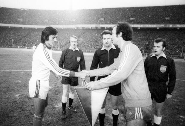 Dynamo Kiew - FC Bayern München 2:0 - Schiedsrichter Erich Linemayr (Österreich) zwischen Kapitän Mikhail Fomenko (Kiew, li.), Kapitän Franz Beckenbauer (Bayern)