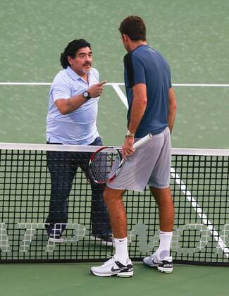 Dubai Tennis Championships 2013, ATP Tennis Herren Tennis Turnier,International Series,Dubai Tennis Stadium, U.A.E.,Fussball Legende Diego Maradona (ARG) auf dem Centre Court mit Juan Martin Del Potro (ARG, Ganzkörper,