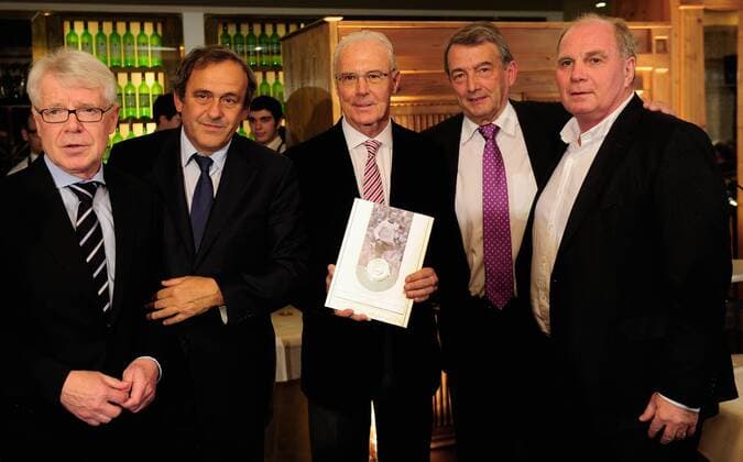 MUNICH, GERMANY - FEBRUARY 27: League President Reinhard Rauball (L-R), UEFA president Michel Platini, Franz Beckenbauer, DFB president Wolfgang Niersbach and Uli Hoeness, president of FC Bayern München pose with the award during the UEFA President s Award at Suedtiroler Stuben on February 27, 2013 in Munich, Germany. Local Caption Reinhard Rauball; Michel Platini; Franz Beckenbauer; Wolfgang Niersbach; Uli Hoeness - Poolfoto