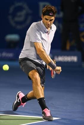 Dubai Tennis Championships 2013, ATP Tennis Herren Tennis Turnier,International Series,Dubai Tennis Stadium, U.A.E., Roger Federer (SUI) Aktion,Einzelbild,Ganzkoerper,Hochformat,