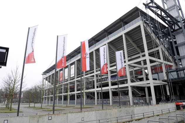 Flaggen vor dem Rheinenergie Stadion in Köln, der Heimat des 1. FC Köln am 01.03.2013