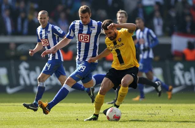 Cristian Fiel, Dresden, vorne, hinten Pierre-Michel Lasogga, Hertha BSC, Zweikampf, Kampf, Dribbling, Aktion, quer Dynamo Dresden vs Hertha BSC Berlin, 2.Bundesliga 2012 2013, Fußball, Fussball, soccer, Herren, Deutschland, Germany, Dresden, 2.3.2013, Glücksgas-Stadion