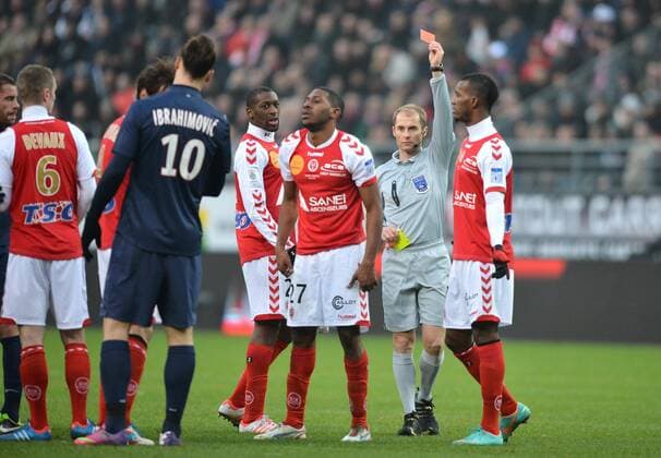carton rouge Christopher Glombard (rei) - Phillippe Kalt (arbitre) FOOTBALL : Reims vs Paris SG - Ligue 1 - 02 03 2013 AnthonyBIBARD FEP Panoramic 