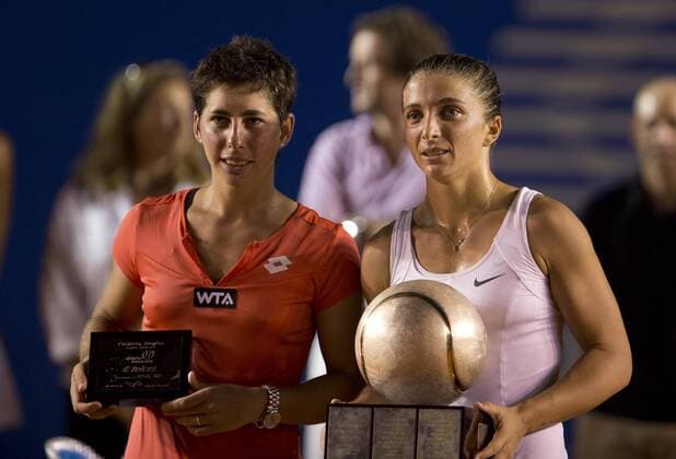 ACAPULCO, Italy s Sara Errani (R) and Carla Suarez Navarro of Spain hold their trophies during the awarding ceremony after the women s singles final match at the Mexican Open Tennis Tournament held in Acapulco, State of Guerrero, Mexico, on Mar. 2, 2013. Errani won the match 2-0. (Xinhua Bao Feifei) (da) MEXICO-ACAPULCO-TENNIS-OPEN 