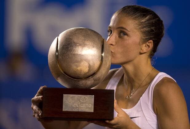 Italy s Sara Errani kisses her trophy during the awarding ceremony after the women s singles final match at the Mexican Open Tennis Tournament held in Acapulco, State of Guerrero, Mexico, on Mar. 2, 2013. Errani won the match 2-0. (Xinhua Bao Feifei) (da) MEXICO-ACAPULCO-TENNIS-OPEN 