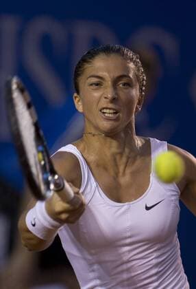 (130302) -- ACAPULCO, Mar. 2, 2013 (Xinhua) -- Italy s Sara Errani, returns the ball during the womens singles final match at the Mexican Open Tennis Tournament held in Acapulco, State of Guerrero, Mexico, on Mar. 2, 2013. MEXICO-ACAPULCO-TENNIS-OPEN 