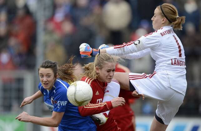 v.l.: Lisa Evans (Pot), Clara Schöne (FCB) und Kathrin Längert (FCB), Strafraumszene, 1.FFC Turbine Potsdam - FC Bayern München, Fußball, Frauen, DFB-Pokal, Saison 2012 2013, Potsdam, 03.03.2013,