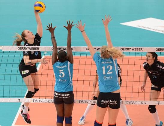 Volleyball - DVV-Pokal Finale Frauen - 03.03.2013, VC Wiesbaden vs. Schweriner SC, v.l. 9 - Heather Meyers (VCW), 5 - Lousi Souza Ziegler (SSC), 12 - Anja Brandt (SSC) -