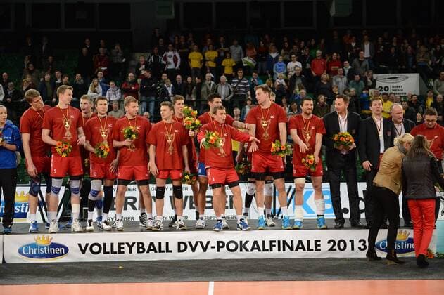 Volleyball - Männer - 03.03.2013, DVV-Pokal-Finale Männer, Generali Haching vs. Moerser SC, v.l. die Siegerehrung und Pokalsieger Generali Haching -