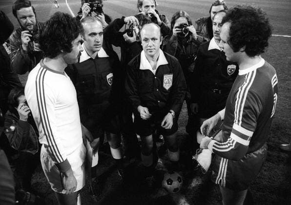 FC Bayern München - SL Benfica Lissabon 5:1 - Die Spielführer Franz Beckenbauer (Bayern, re.) und Toni (Benfica) sowie Schiedsrichter Ok Hilmi (Türkei)