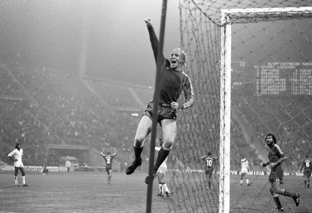 FC Bayern München - SL Benfica Lissabon 4:1 - Jubel von Dieter Hoeneß (vorn) und Paul Breitner (beide Bayern)