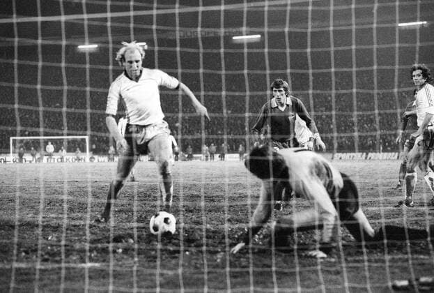Roter Stern Belgrad - FC Bayern München 3:2 - Dieter Hoeneß (Bayern, li.) erzielt ein Tor gegen Keeper Aleksandar Stojanovic und Milan Jovin (beide Belgrad)