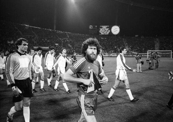 FC Bayern München - Roter Stern Belgrad 2:0 - Spielführer Paul Breitner (re.) und Torwart Walter Junghans (beide Bayern)
