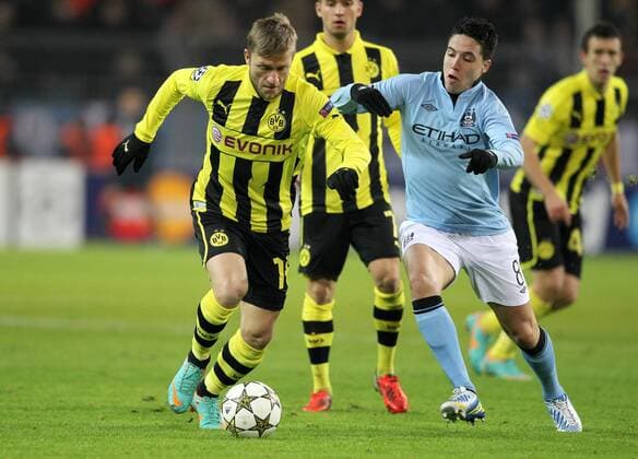 Dienstag 04.12.2012, UEFA Champions League, Saison 12 13 - in Dortmund, BV Borussia Dortmund - Manchester City FC 1:0, Lukasz Piszczek (BVB) gegen Samir Nasri (Manchester City) DeFodi001