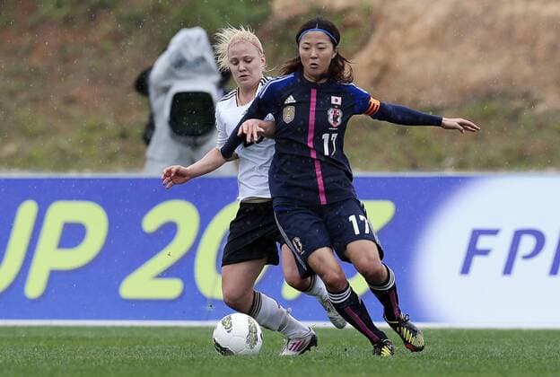 Fussball, Algarve Cup 2013, Frauen, Deutschland vs. Japan, Leonie Maier (GER, L), Yuki Ogimi (JPN, R)