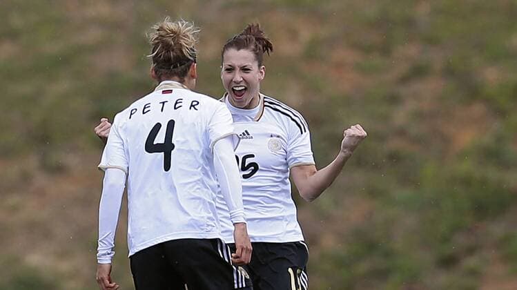 Fussball, Algarve Cup 2013, Frauen, Deutschland vs. Japan, Jubel bei Verena Faißt (GER, R), Babett Peter (GER, L)
