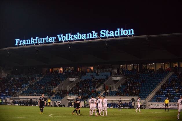 Fußball, Stadiongeschichte FSV Frankfurt 08.03.2013 Saison 2012 2013, Volksbankstadion Frankfurt, 2. Bundesliga, FSV Frankfurt : Die Haupttribüne des FSV Frankfurt im Flutlicht