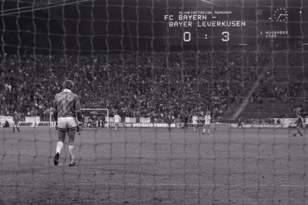 Die Anzeigentafel mit dem Spielstand 0:3, im Vordergrund Torwart Jean-Marie PFAFF, niedergeschlagen, FC Bayern München; FC Bayern München-Bayer 04 Leverkusen 0:3