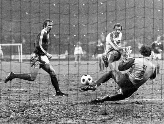Erwin Kostedde (SV Werder Bremen) erzielt gegen Torwart Peter Endrulat (Tennis Borussia Berlin) das Tor zum 2:0
