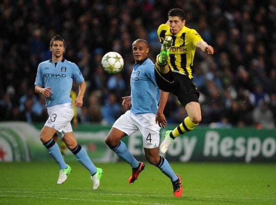 Mittwoch 03.10.2012, UEFA Champions League, Saison 12 13 - in Manchester England, Manchester City FC - BV Borussia Dortmund , Robert Lewandowski (BVB) gegen Vincent Kompany (ManC) DeFodi018