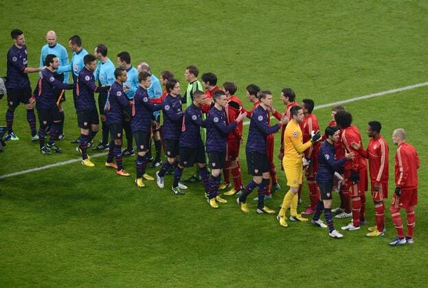 FUSSBALL CHAMPIONS LEAGUE ACHTELFINALE HINSPIEL 2012 2013 FC Bayern München (Rot) - FC Arsenal London 13.03.2013 Begrüßung der beiden Mannschaften 