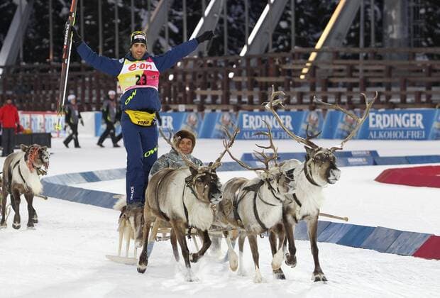 BIATHLON - IBU WC Khanty Mansiysk KHANTY MANSIYSK,RUSSLAND,15.MAR.13 - BIATHLON - IBU Weltcup Finale, 10km Sprint der Herren, Siegerehrung. Bild zeigt den Jubel von Martin Fourcade (FRA). 