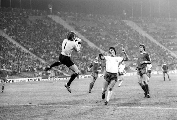 FC Bayern München - Dynamo Kiew 0:1 - Petr Slobodyan (Kiew, Mitte) gegen Torwart Sepp Maier, Udo Horsmann und Franz Beckenbauer (alle Bayern)