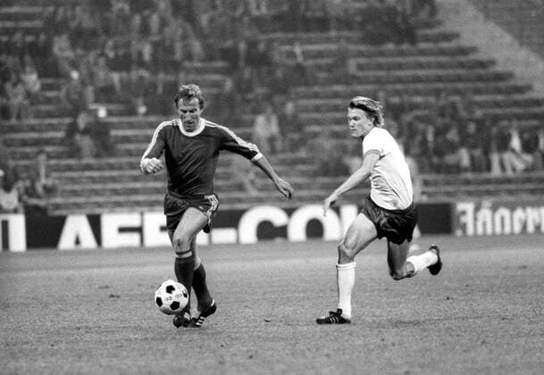 FC Bayern München - Dynamo Kiew 0:1 - Hans Georg Schwarzenbeck (Bayern, li.) gegen Oleg Blokhin (Kiew)