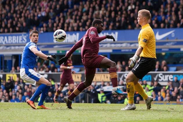 Football - 2012 2013 Premier League - Everton vs. Manchester City Kevin Mirallas of Everton forces an error between Joe Hart and Kolo Toure of Manchester City at Goodison Park 