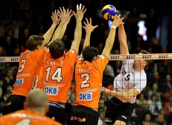 Volleyball Herren Berlin Max Schmeling Halle 17.03.2013 1. Viertelfinalspiel der Play-Off_Runde Berlin Recycling Volleys geg VC Dresden vlnr Robert KROMM 3 scc Tomas KMET 14 scc Kawika SHOJI 2 scc Thomas SCHOBER 9 VC Dresden