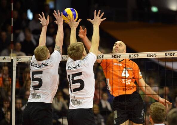 Volleyball Herren Berlin Max Schmeling Halle 17.03.2013 1. Viertelfinalspiel der Play-Off_Runde Berlin Recycling Volleys geg VC Dresden vlnr Eric GROSCHE 5 VC Dresden Klaus KUNERT 15 VC Dresden Aleksandar SPIROVSKI 4 scc