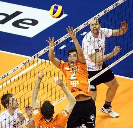 Berlin, Deutschland 17. März 2013: 1. Bundesliga Volleyball 12 13 - Play-Off-Runde- Berlin Recycling Volleys vs. VC Dresden. Aleksandar Spirovski (Berlin 4) sw