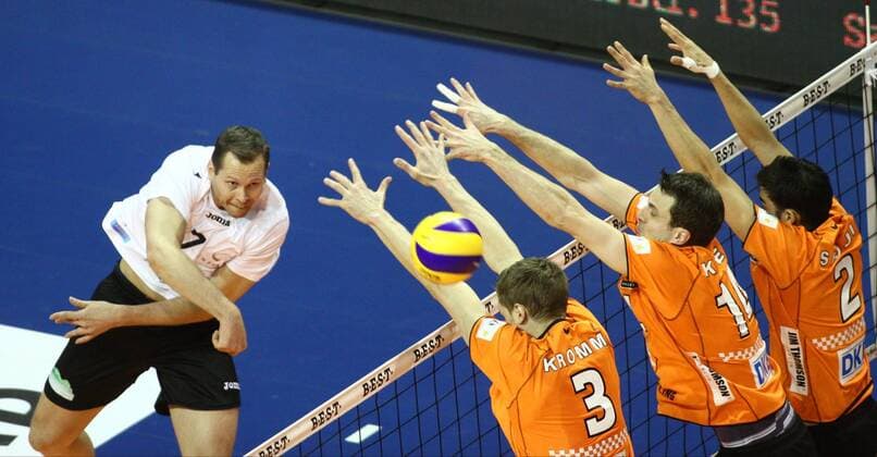 Berlin, Deutschland 17. März 2013: 1. Bundesliga Volleyball 12 13 - Play-Off-Runde- Berlin Recycling Volleys vs. VC Dresden. Angriff Rene Andörfer Andoerfer (Dresden 7). Block Robert Kromm (Berlin 3), Martin Krystof (Berlin 11), Kawika Shoji (Berlin 2) sw