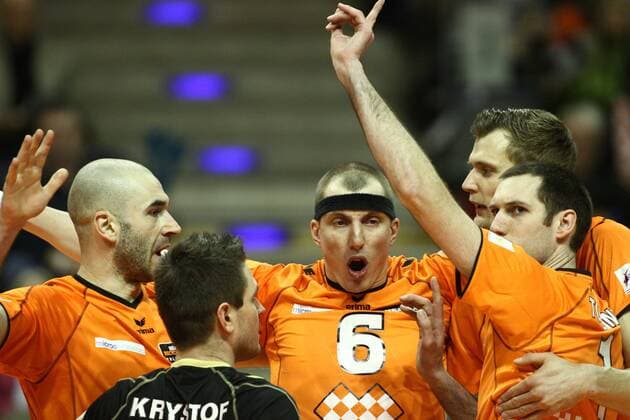 Berlin, Deutschland 17. März 2013: 1. Bundesliga Volleyball 12 13 - Play-Off-Runde- Berlin Recycling Volleys vs. VC Dresden. BR Volleys jubeln. mitte Felix Fischer (Berlin 6) sw