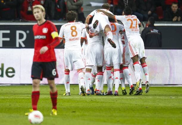 Mario Gomez ( Bayern 33 ) jubelt nach dem Tor zum 0-1 mit Mannschaft, Jubel, Freude, Emotionen, Feiern, Lachen, jubelt, freuen, reisst die Arme hoch, ballt die Faust BAYER 04 LEVERKUSEN - FC BAYERN MÜNCHEN ( 1- 2) Fussball 1. Bundesliga , München, am 16.03.2013 26.Spieltag, Spieltag26, Saison 2012 2013, Saison1213, Liga01, 1.Liga, 1.Bundesliga, FCB