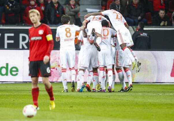 Mario Gomez ( Bayern 33 ) jubelt nach dem Tor zum 0-1 mit Mannschaft, Jubel, Freude, Emotionen, Feiern, Lachen, jubelt, freuen, reisst die Arme hoch, ballt die Faust BAYER 04 LEVERKUSEN - FC BAYERN MÜNCHEN ( 1- 2) Fussball 1. Bundesliga , München, am 16.03.2013 26.Spieltag, Spieltag26, Saison 2012 2013, Saison1213, Liga01, 1.Liga, 1.Bundesliga, FCB
