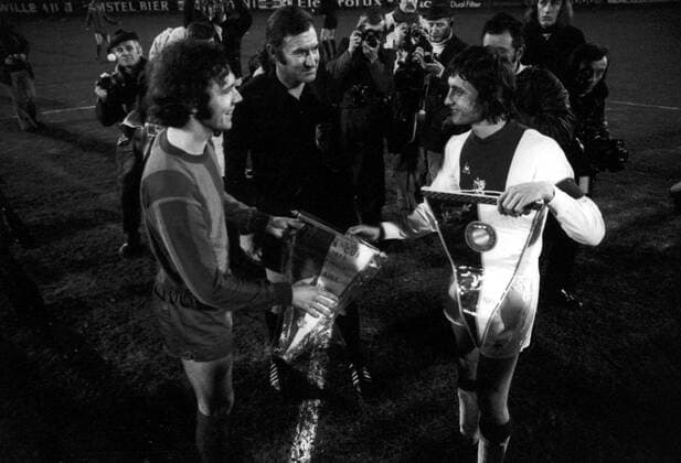 Ajax Amsterdam - FC Bayern München 4:0 - Die Spielführer Johan Cruyff (Ajax, re.) und Franz Beckenbauer (Bayern) tauschen die Wimpel vor Schiedsrichter Rudolf Scheurer (Schweiz)